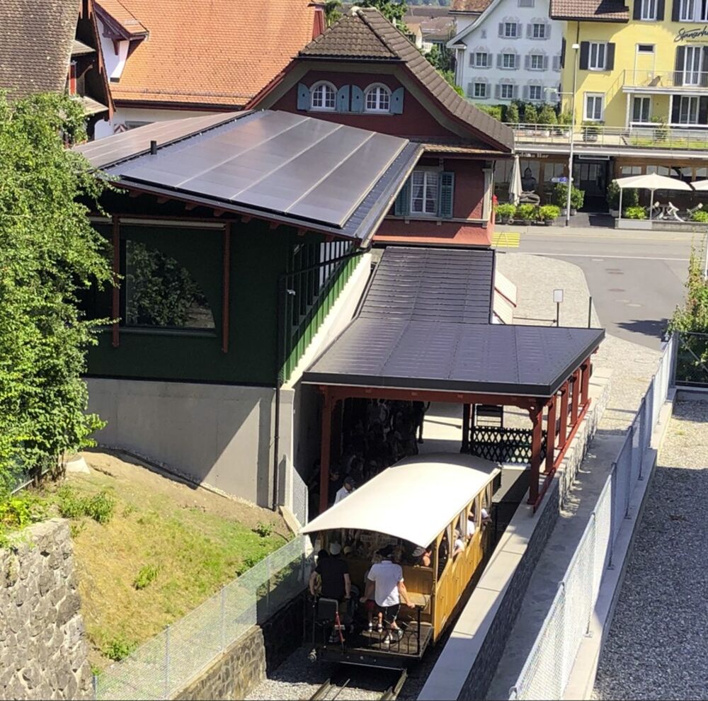 131% PEB-Verwaltungsgebäude der Stanserhorn-Bahn, Stans NW. (Foto: Schweizer Solarpreis 2025)